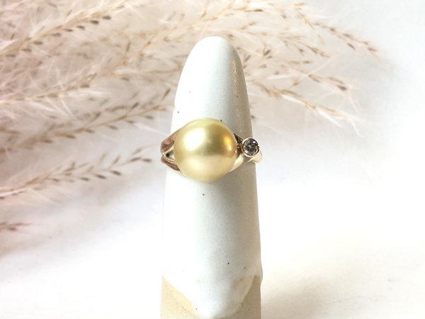 Elegant cocktail ring i 14 kt guld med stor gul kulturperle og champagnefarvet brillant 0,09 ct