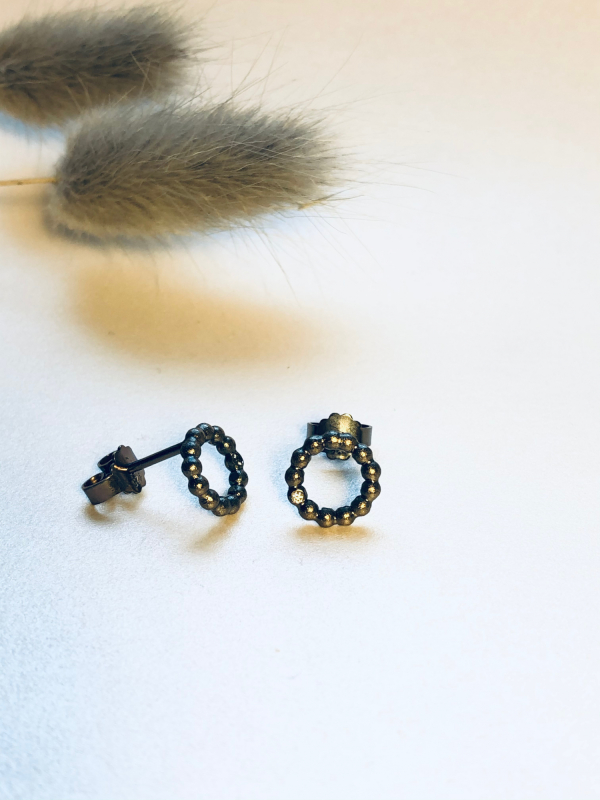 Cirkel ørestikker i oxideret sølv