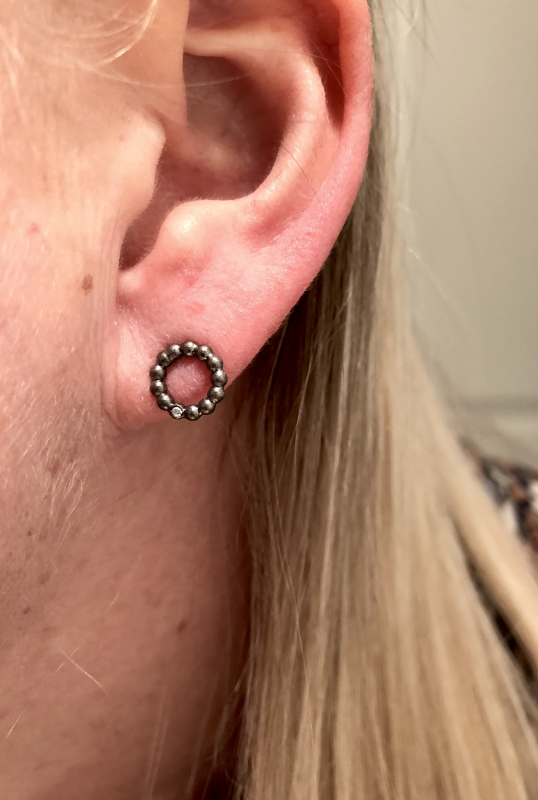 Cirkel ørestikker i oxideret sølv på øre