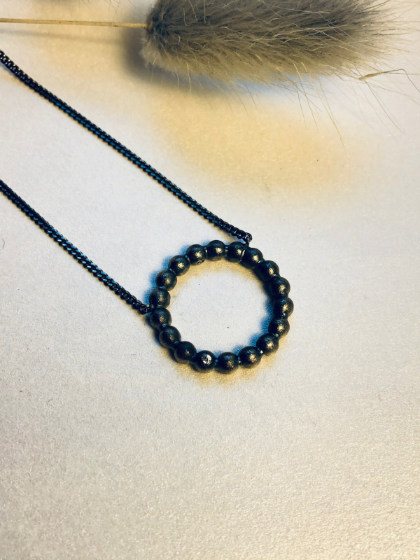 Cirkel halskæde i oxideret sølv