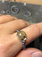 Rutil quartz ring på finger
