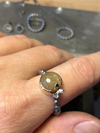 Rutil quartz ring på finger