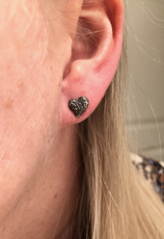 Sepia hjerteørestikker oxideret på øre