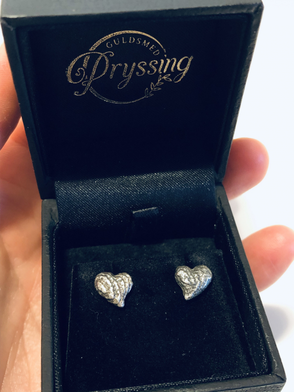 Sepia hjerteørestikker oxideret i æske