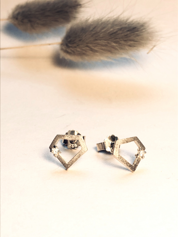 Diamantformede ørestikker på bord