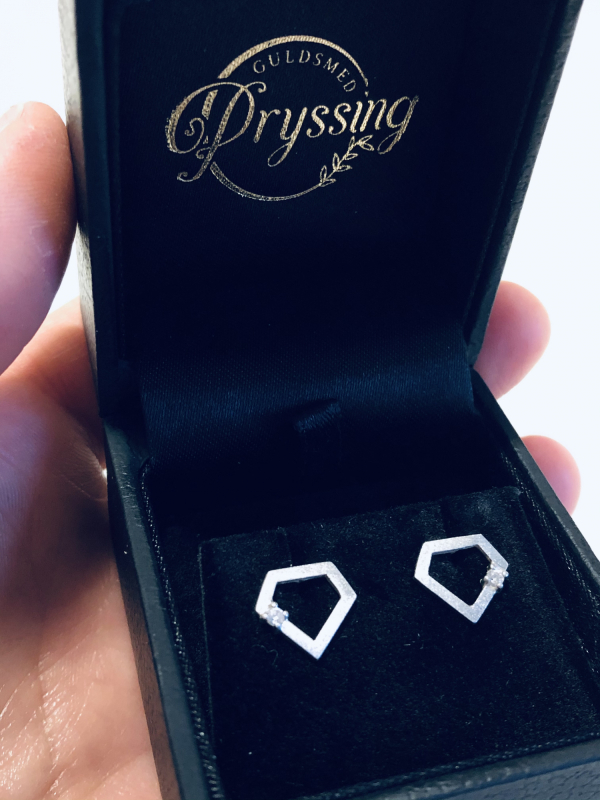 Diamantformede ørestikker i æske