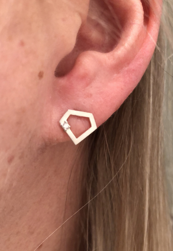 Diamantformede ørestikker i øre