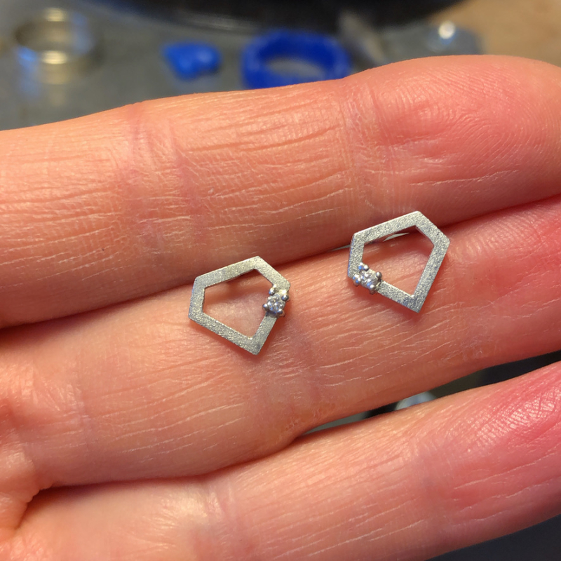 Diamantformede ørestikker i hånd