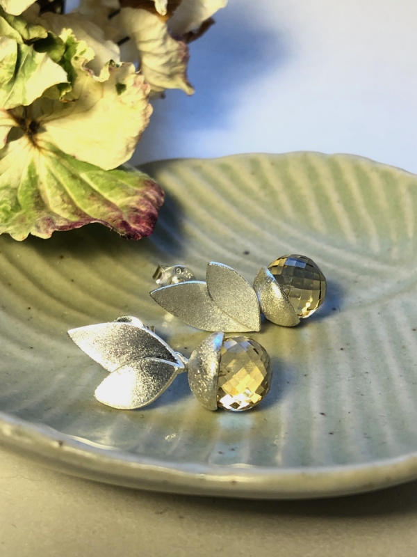 Sølv ørestikker med lys gul citrin liggende