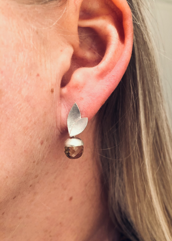 Sølv ørestikker med lys gul citrin på øre