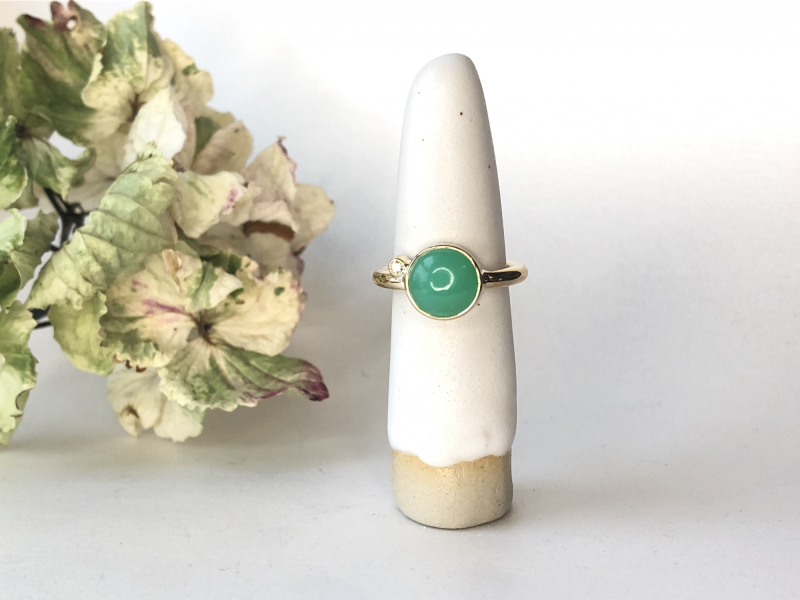 Guldring med grøn chrysophras på holder