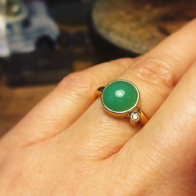 Guldring med grøn chrysophras på finger