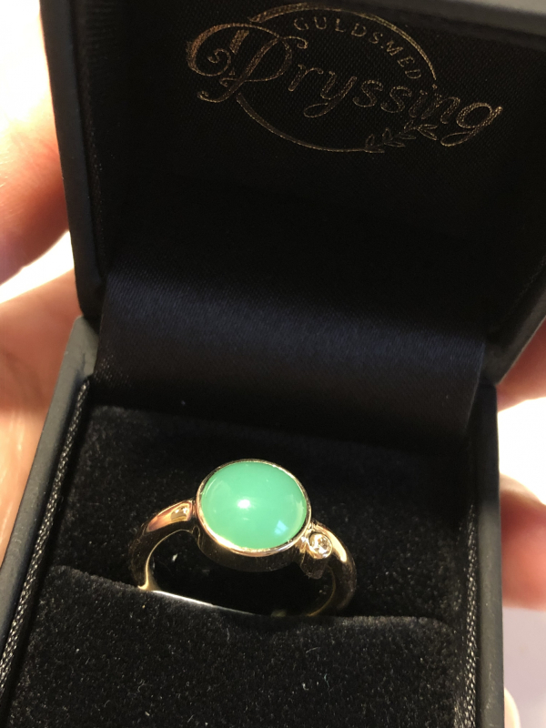 Guldring med grøn chrysophras i æske
