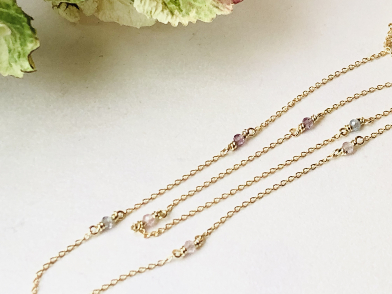Nærbillede af guldkæde med små ædelsten
