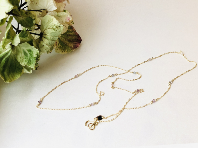 Guldkæde med små ædelsten