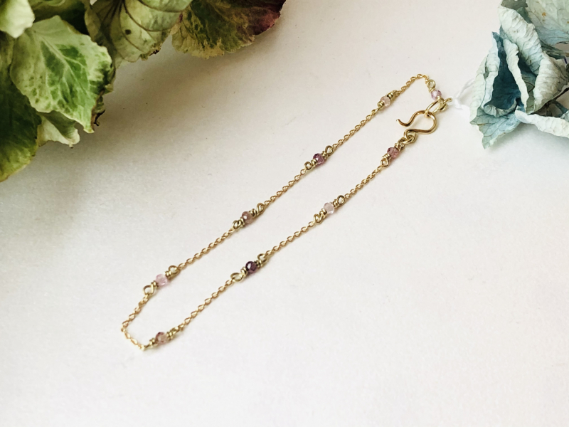 Guldarmbånd med spineller