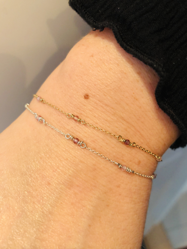 Guldarmbånd med spineller om håndled