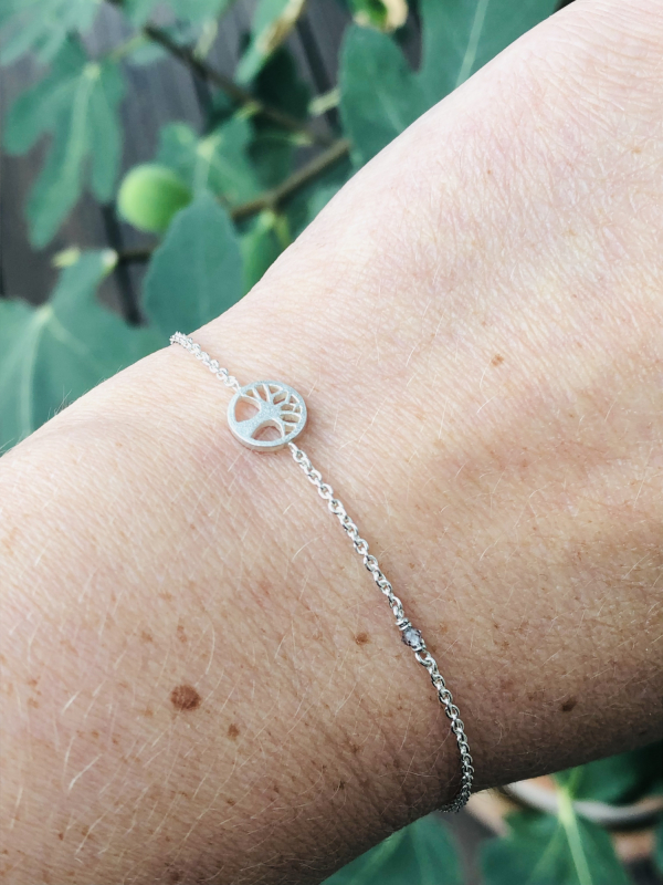 Livstræ armbånd med spinel om håndled