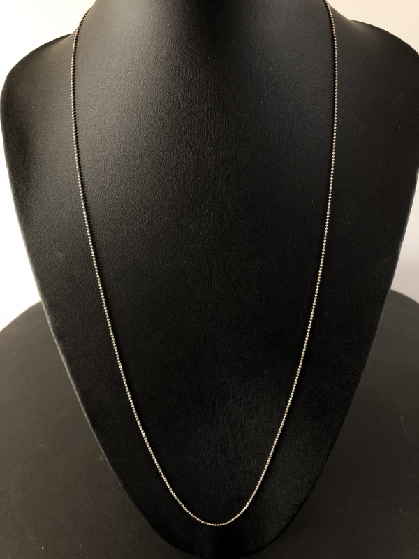 Lang kuglekæde på buste