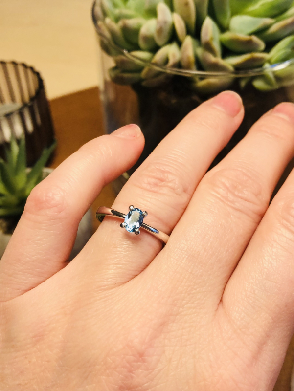 Sølvring med oval lyseblå topaz på finger