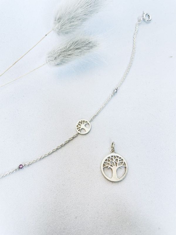 Livstræ vedhæng og armbånd på bord