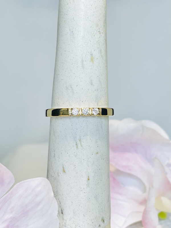 Alliancering i guld med 3 stk 0,03 ct brillanter