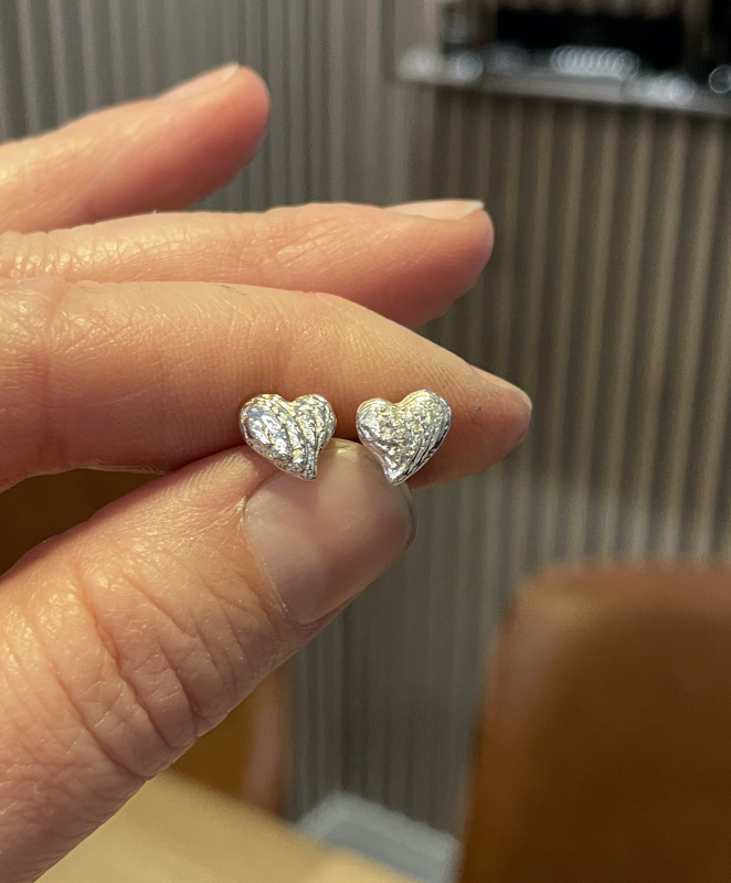 Sepia hjerteørestikker i blank sølv