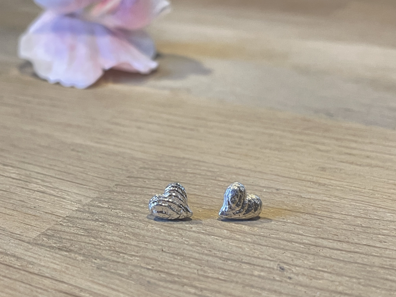 Sepia hjerteørestikker i blank sølv set forfra