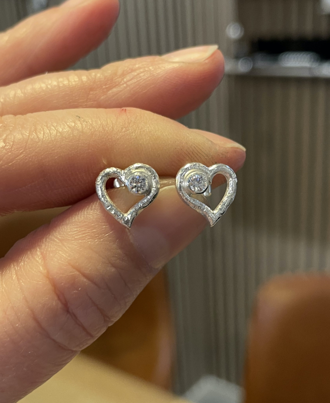 Åbent sølv hjerte ørestikker med zirkonia sten