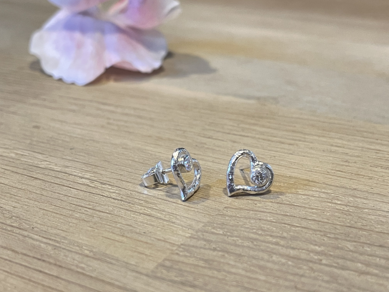Åbent sølv hjerte ørestikker med zirkonia sten set fra siden