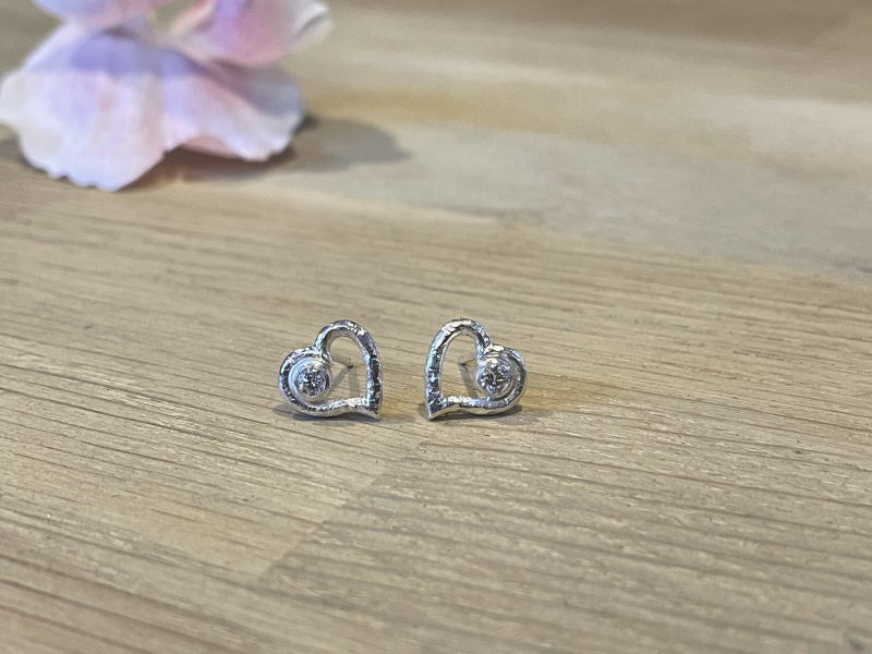 Åbent sølv hjerte ørestikker med zirkonia sten set forfra
