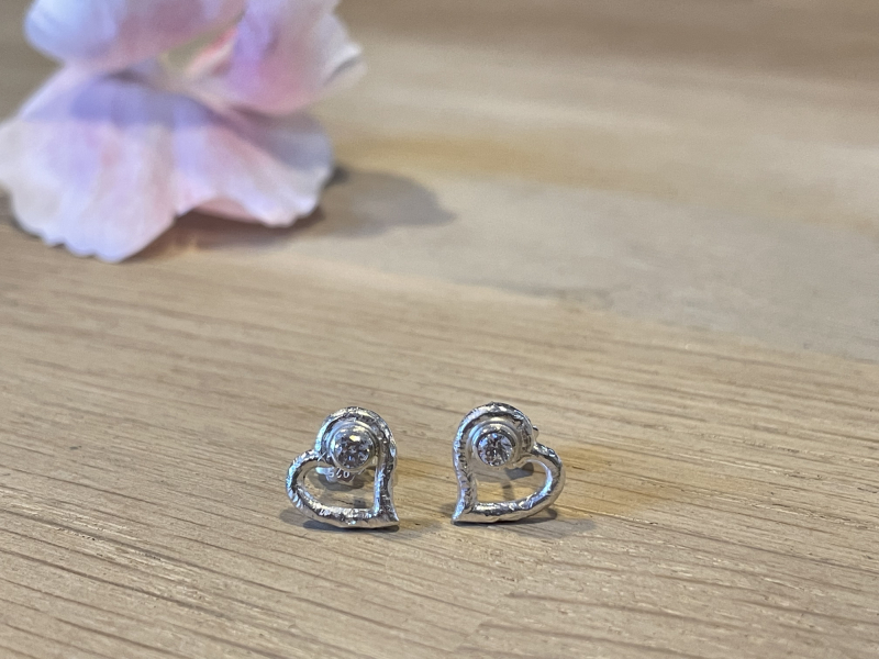 Åbent sølv hjerte ørestikker med zirkonia sten close up