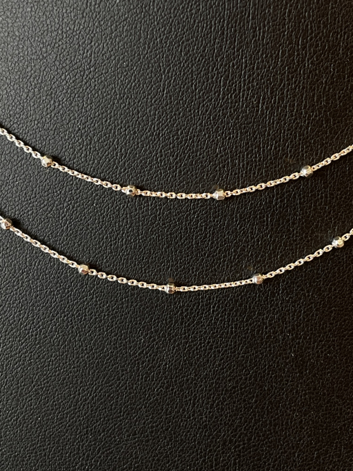 Ankerkæde i sølv med små kugler på closeup