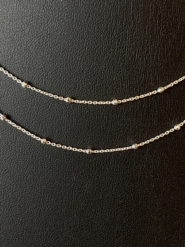 Ankerkæde i sølv med små kugler på closeup