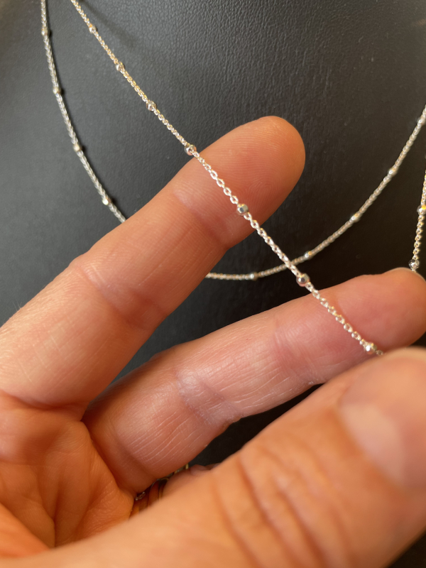 Ankerkæde i sølv med små kugler på, helt tæt på