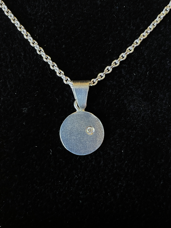 Rundt sølvvedhæng med zirkonia sten closeup