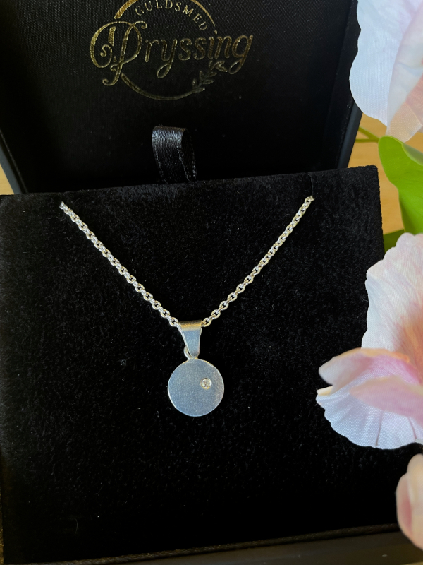 Rundt sølvvedhæng med zirkonia sten