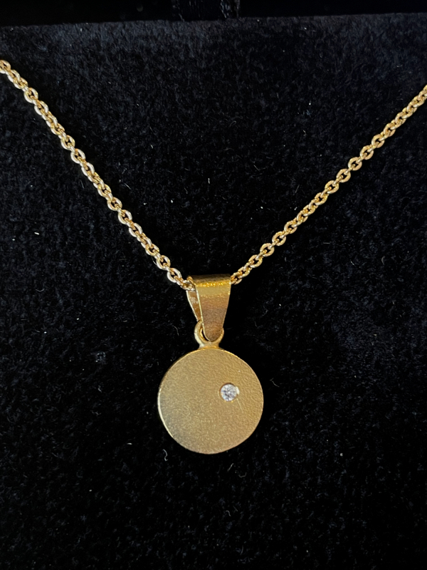 Rundt forgyldt sølvvedhæng med zirkonia sten closeup