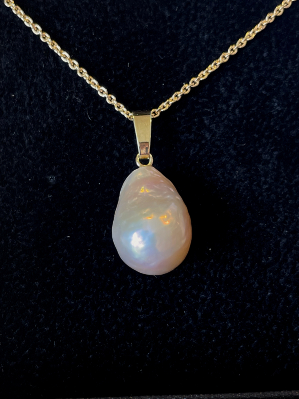 Kulturperle vedhæng med guld øsken closeup