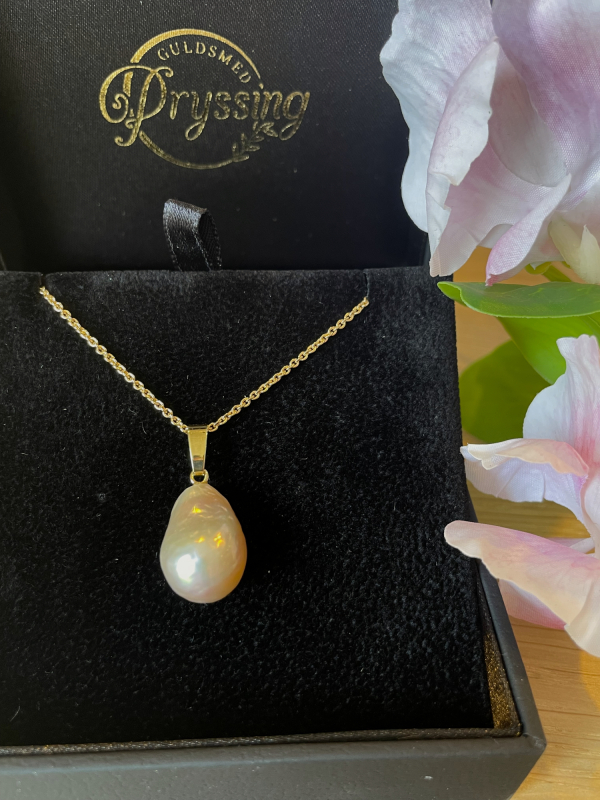 Kulturperle vedhæng med guld øsken