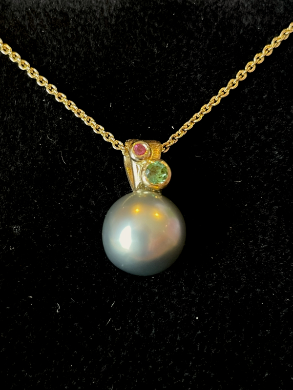 Tahitiperlevedhæng i guld med turmaliner closeup