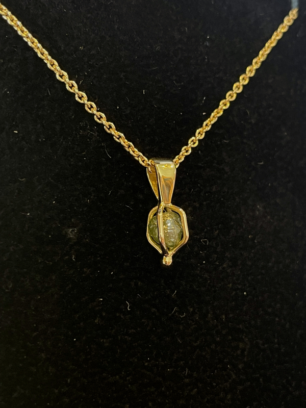 18 kt guld vedhæng med rådiamant closeup venstre side