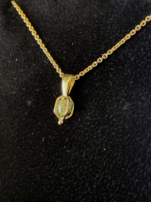 18 kt guld vedhæng med rådiamant closeup højre side