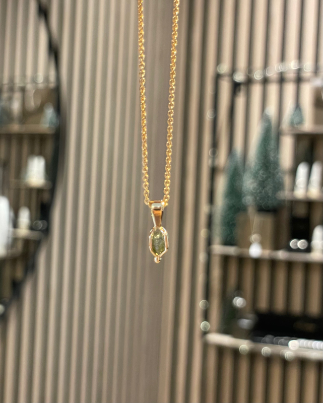 18 kt guld vedhæng med rådiamant