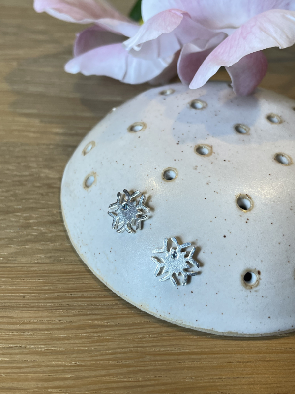 Snefnug ørestikker i sølv i holder