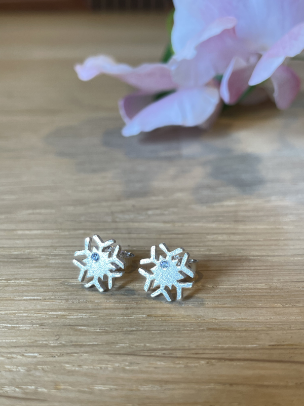 Snefnug ørestikker i sølv