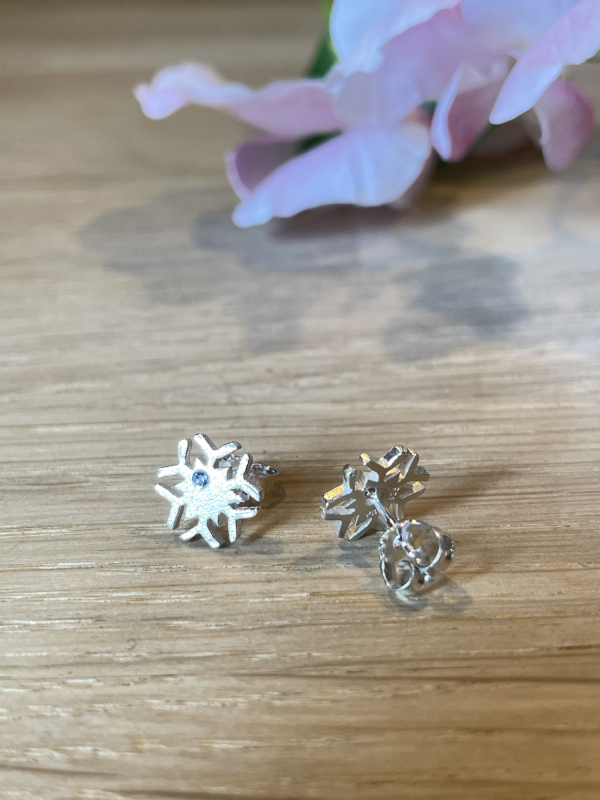 Snefnug ørestikker i sølv bagsiden