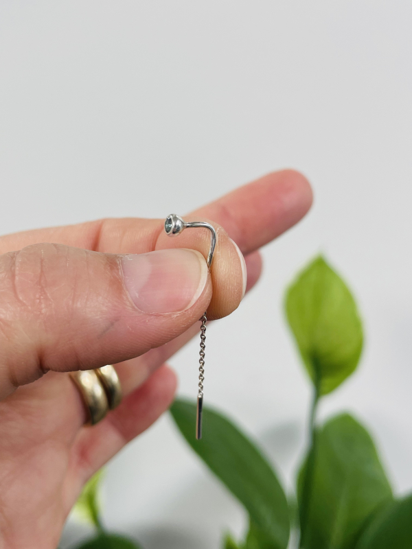 Ørekæde i sølv med topaz fra siden