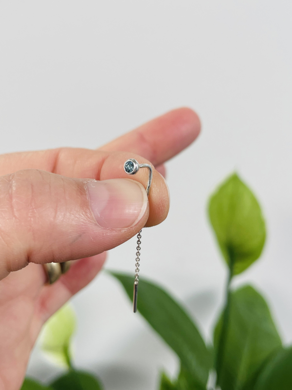 Ørekæde i sølv med topaz forfra