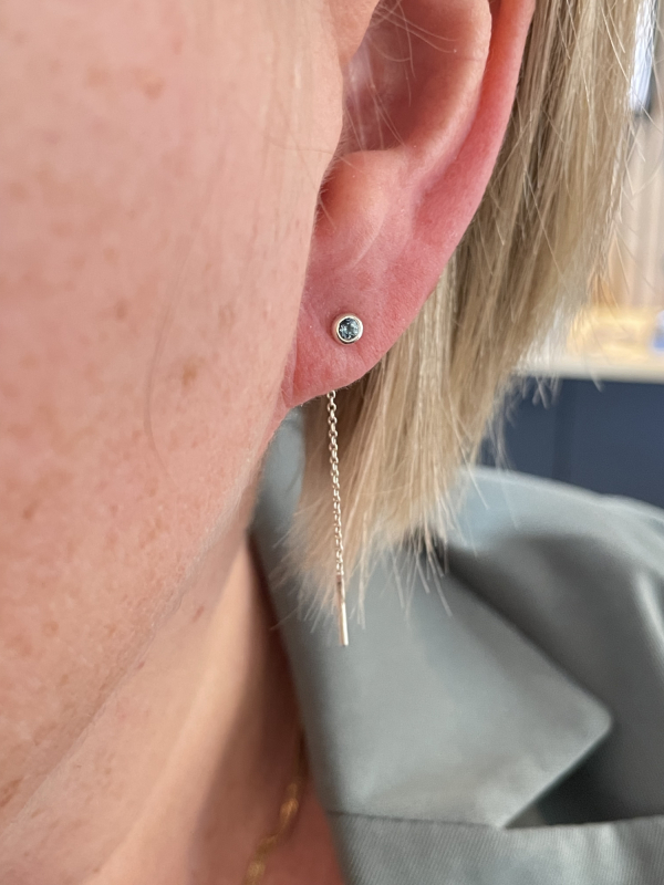 Ørekæde i sølv med topaz i øre